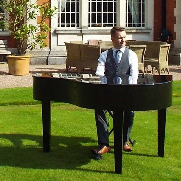 Craig Smith Wedding Pianist playing outside at Eaves Hall