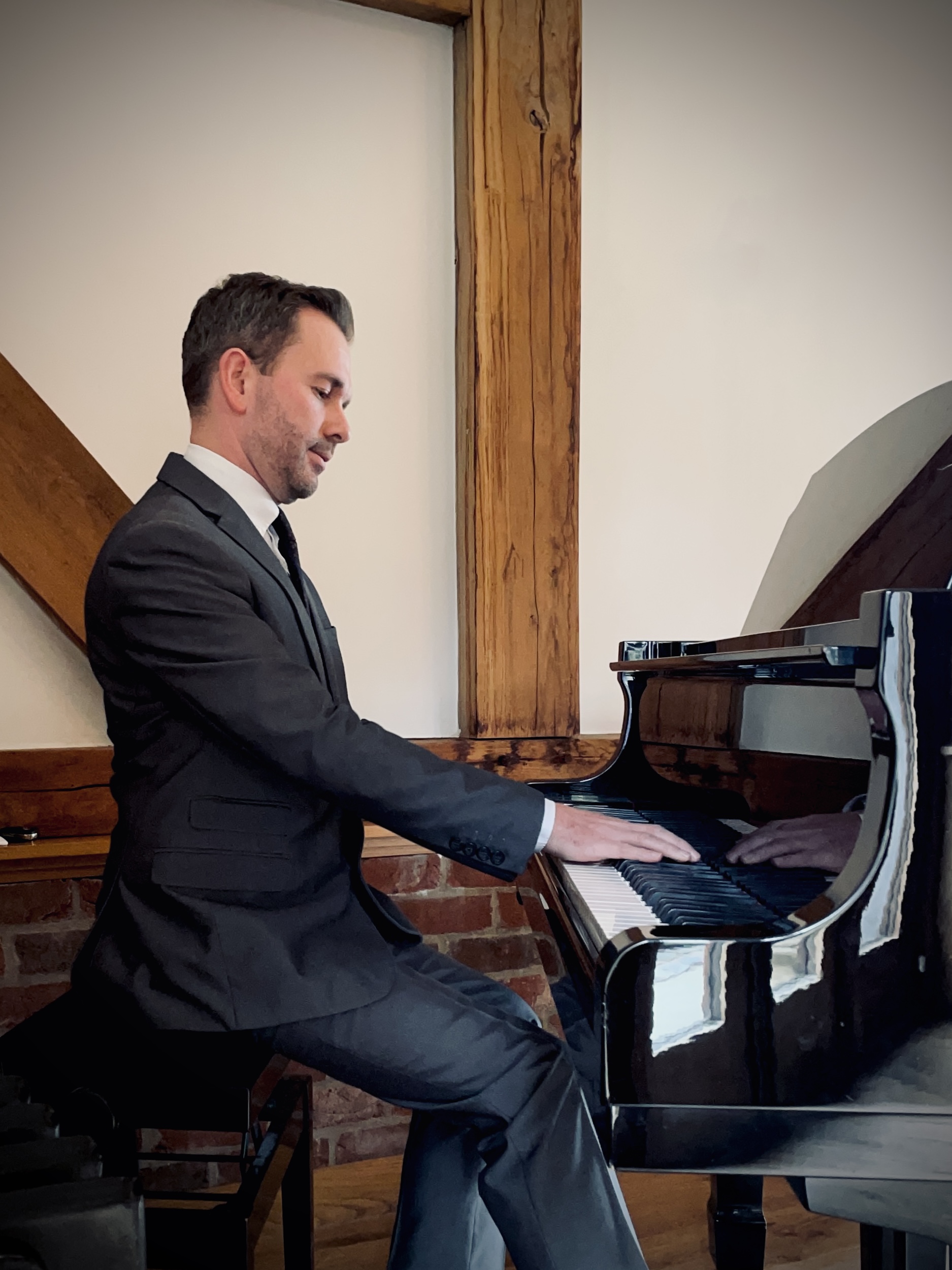 Sandhole Oak Barn wedding ceremony piano by pianist Craig Smith